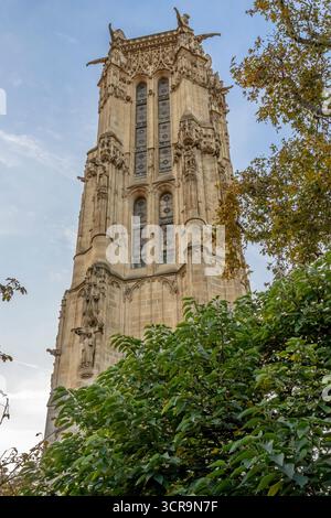 Paris, Frankreich - 09 27 2025: Blick auf den Saint-Jacques-Turm vom Platz Stockfoto