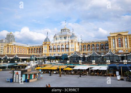 Den Haag, Niederlande, 27. August 2025. Das berühmte Grand Hotel Amrath Kurhaus vom Sky View Pier aus gesehen. Bewölkter Spätsommertag, Sandstrand und pe Stockfoto