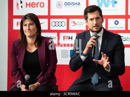 Die Sportministerin Wallonien und die Föderation Wallonien-Brüssel, Jacqueline Galant, und der wallonische Ministerpräsident Adrien Dolimont, die während einer Pressekonferenz zur Fußball-Weltmeisterschaft 2026 in Belgien und den Niederlanden (15.-30/08) in Brüssel am Dienstag, den 30. September 2025 gezeigt wurden. BELGA FOTO EMILE WINDAL Stockfoto