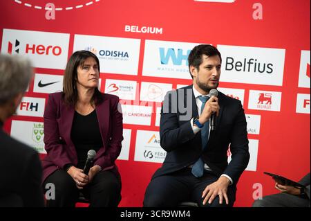 Brüssel, Belgien 30. September 2025. Die Sportministerin Wallonien und die Föderation Wallonien-Brüssel, Jacqueline Galant, und der wallonische Ministerpräsident Adrien Dolimont, die während einer Pressekonferenz zur Fußball-Weltmeisterschaft 2026 in Belgien und den Niederlanden (15.-30/08) in Brüssel am Dienstag, den 30. September 2025 gezeigt wurden. BELGA FOTO EMILE WINDAL Credit: Belga News Agency/Alamy Live News Stockfoto