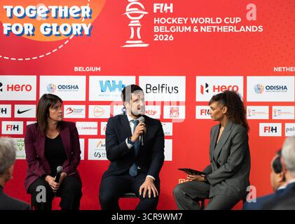 Brüssel, Belgien 30. September 2025. Die Sportministerin Wallonien und die Föderation Wallonien-Brüssel, Jacqueline Galant, und der wallonische Ministerpräsident Adrien Dolimont, die während einer Pressekonferenz zur Fußball-Weltmeisterschaft 2026 in Belgien und den Niederlanden (15.-30/08) in Brüssel am Dienstag, den 30. September 2025 gezeigt wurden. BELGA FOTO EMILE WINDAL Credit: Belga News Agency/Alamy Live News Stockfoto