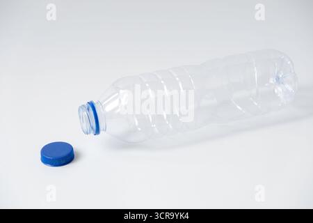 Wasserflasche aus Kunststoff isoliert auf weißem Hintergrund Stockfoto