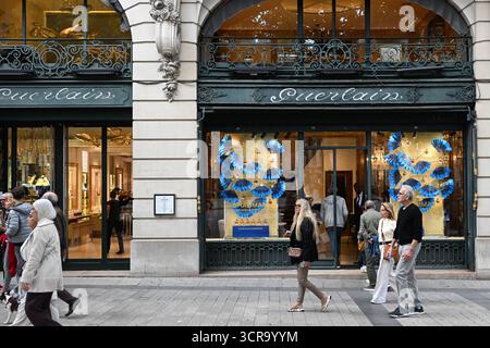 Paris, Frankreich. September 2025. Abbildung des Logos von Guerlain, in Paris, Frankreich am 29. September 2025. Foto: Lionel Urman/ABACAPRESS.COM Credit: Abaca Press/Alamy Live News Stockfoto