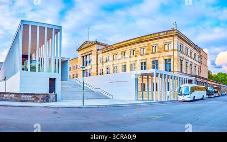 BERLIN, DEUTSCHLAND - 3. Oktober 2019: Das historische Gebäude des Neuen Museums (Neues Museum) und modernen James Simon Galerie mit weißem Stein Treppen auf Stockfoto