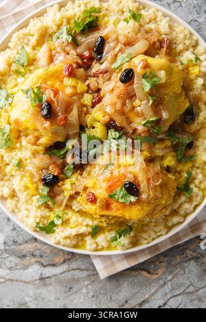 Chicken and Tfaya Couscous ist ein klassisches marokkanisches Gericht, in dem zarter Couscous mit geschmortem Huhn und karamelisierter Zwiebeln- und Rosinensauce c garniert wird Stockfoto