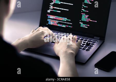 Hacker-Software im Computer. Cybersicherheit vor Malware-, Ransomware- oder Spyware-Angriffen. Entwickeln Sie Daten auf dem Bildschirm. Betrugs- oder Sicherheitscode im Notebook. Stockfoto