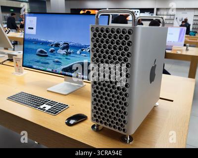 Manchester, Großbritannien – 29. September 2025: Modernes Apple Mac Studio-Setup auf einem Ausstellungstisch mit großem Monitor und Peripheriegeräten. Stockfoto