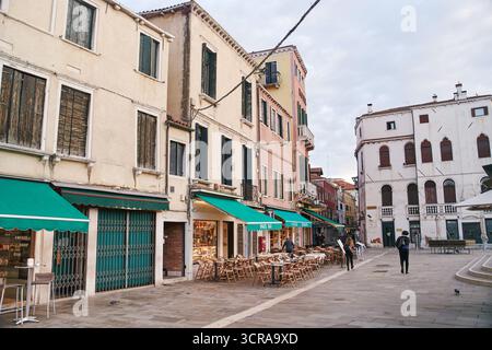 Venedig, Italien - 13. Oktober 2021: Leeres Café auf der Straße in Venedig, Italien Stockfoto