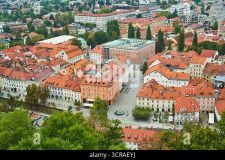 Atemberaubender Panoramablick auf eine bezaubernde europäische Stadt mit wunderschönen RedTiled Dächern Stockfoto