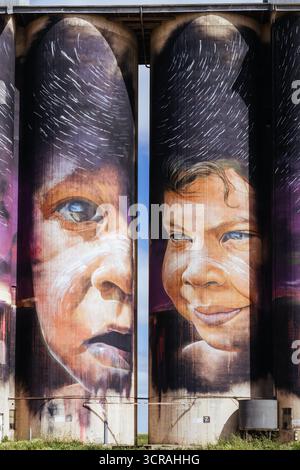 SHEEP HILLS, AUSTRALIEN - 27. SEPTEMBER 2025: GrainCorp Sheep Hills Silo Art Silo Art Wandgemälde auf dem Silo Art Trail an einem sonnigen Frühlingstag in der Wimmera Malle Stockfoto