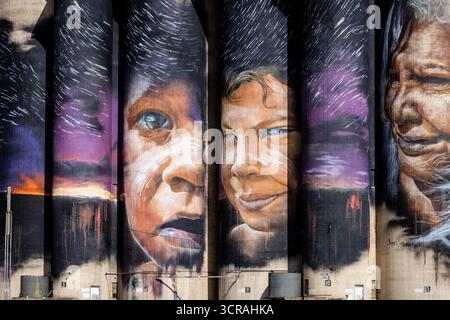 SHEEP HILLS, AUSTRALIEN - 27. SEPTEMBER 2025: GrainCorp Sheep Hills Silo Art Silo Art Wandgemälde auf dem Silo Art Trail an einem sonnigen Frühlingstag in der Wimmera Malle Stockfoto