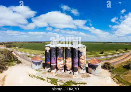 SHEEP HILLS, AUSTRALIEN - 27. SEPTEMBER 2025: GrainCorp Sheep Hills Silo Art Silo Art Wandgemälde auf dem Silo Art Trail an einem sonnigen Frühlingstag in der Wimmera Malle Stockfoto