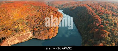Panoramablick von oben auf einen Bergfluss und wunderschöne rote Berge im Herbst Stockfoto
