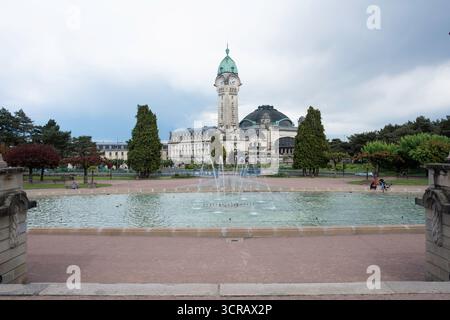 Das Tor zur Erkundung Frankreichs. Von geschäftigen Drehkreuzen bis hin zu charmanten regionalen Haltestellen – unsere Bilder von französischen Bahnhöfen sind die ideale Kulisse für jede Reise. Stockfoto