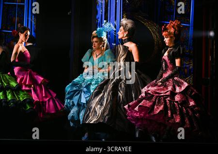Schauspieler treten während der Präsentation des Musicals „Cinderella“ im Rialto Theater in Madrid auf, 30. September 2025, Spanien. Stockfoto