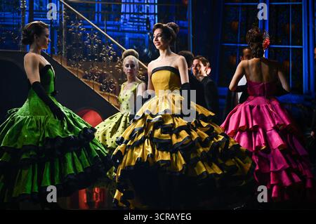 Schauspieler treten während der Präsentation des Musicals „Cinderella“ im Rialto Theater in Madrid auf, 30. September 2025, Spanien. Stockfoto