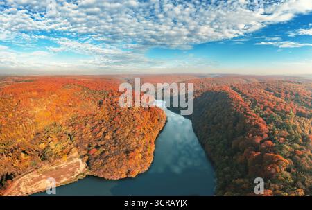 Panoramablick von oben auf einen Bergfluss und wunderschöne rote Berge im Herbst Stockfoto