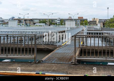 Industrielle Abwasseraufbereitungs- und Wasseraufbereitungsanlage mit Sedimentationstanks im Toba Water Environment Conservation Center. Kyoto, Japan. Stockfoto