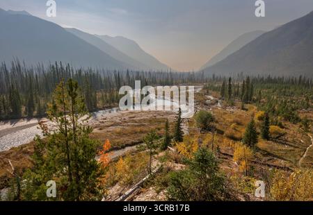 Waldbrandrauch über dem Simpson River Valley in Kootenay, National Park, British Columbia, Kanada Stockfoto
