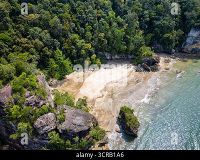 Drohnenblick auf abgelegenen Sandstrand und tropischen Regenwald in Borneo. Stockfoto