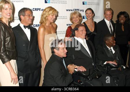 Kim Catrall, Robin Williams, Christopher Reeve, Barbara Walters, Catherine Zeta-Jones und Michael Douglas, Deborah Roberts und Ehemann Al Rocker beim 12th Annual Magical Birthday Bash, um die „Christopher Reeve Paralysis Foundation“ im Marriott Marquis, New York, zu unterstützen - 25. September 2002 Stockfoto