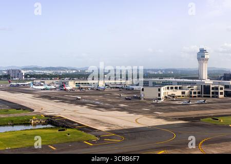 San Juan, Puerto Rico - 4. August 2025: Luftaufnahme des Terminals des Flughafens San Juan in Puerto Rico. Stockfoto