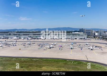 Frankfurt - 7. August 2025: Luftaufnahme des Terminals 2 am Frankfurter Flughafen. Stockfoto