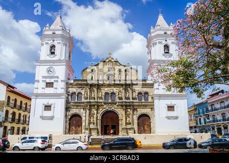 28. Februar 2024, Panama City, Panama: Fassade der Metropolitan Cathedral Basilica Santa Maria in der Altstadt (Casco Viejo) von Panama City Stockfoto