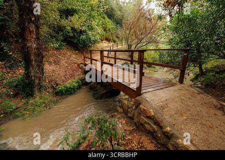 Holzbrücke auf dem Wasserfallpfad in Navarres, Spanien Stockfoto