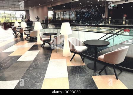 Café-Innenraum. Tische und Stühle im Einkaufszentrum Stockfoto