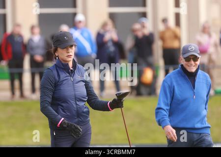 St Andrews, Fife, Schottland. 30. September 2025; The Old Course in St Andrews, Fife, Schottland; Alfred Dunhill Links Golf Championship, Practice Round; Schauspielerin Catherine Zeta-Jones beobachtet den Flug ihres Schusses aus dem Abschlag auf dem ersten Loch, während ihr Mann Schauspieler Michael Douglas im Hintergrund lächelt Credit: Action Plus Sports Images/Alamy Live News Stockfoto