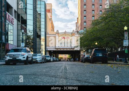 Atlantic City, NJ - 27. August 2025: Großer Blick auf Bally's Atlantic City, ist ein Hotel und Kasino an der Promenade, mit Zugang zum Strand und einer Vielzahl von Attraktionen Stockfoto