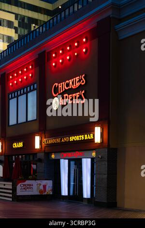Atlantic City, NJ - 27. August 2025: Chickie's & Pete's ist eine beliebte Sportbar im Tropicana Casino, bekannt für seine energiegeladene Atmosphäre Stockfoto