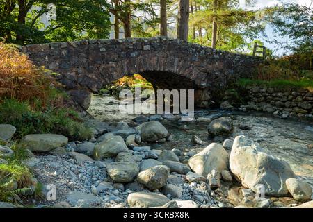 Steinbrücke über Nether Beck im Lake District National Park, Cumbria, England. Stockfoto