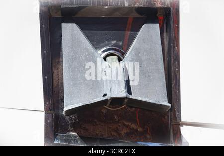 Anker in einem Anker hawse auf dem Rumpf einer Luxusyacht, Nahaufnahme. Stockfoto