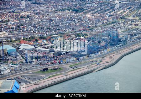 Ein Luftbild von Blackpool Pleasure Beach, das die Achterbahnfahrt mit einem großen Pendelarm zeigt, nordwestlich der Fylde Coast, Nordengland, Großbritannien Stockfoto