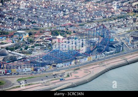 Ein Luftbild von Blackpool Pleasure Beach, das die Achterbahnfahrt mit einem großen Pendelarm zeigt, nordwestlich der Fylde Coast, Nordengland, Großbritannien Stockfoto