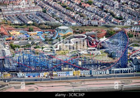 Ein Luftbild von Blackpool Pleasure Beach, das die Achterbahnfahrt mit einem großen Pendelarm zeigt, nordwestlich der Fylde Coast, Nordengland, Großbritannien Stockfoto