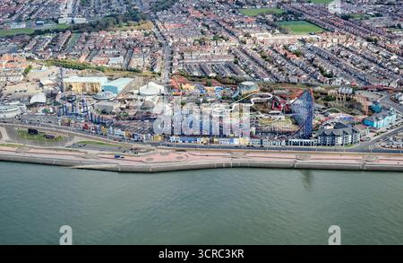 Ein Luftbild von Blackpool Pleasure Beach, das die Achterbahnfahrt mit einem großen Pendelarm zeigt, nordwestlich der Fylde Coast, Nordengland, Großbritannien Stockfoto