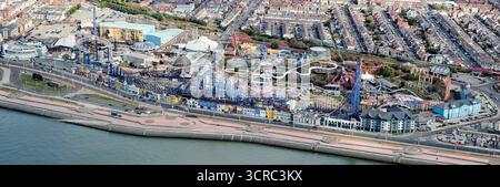 Ein Luftbild von Blackpool Pleasure Beach, das die Achterbahnfahrt mit einem großen Pendelarm zeigt, nordwestlich der Fylde Coast, Nordengland, Großbritannien Stockfoto