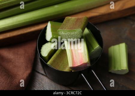 Schneide frischen Rhabarber auf Holztisch, Großaufnahme Stockfoto