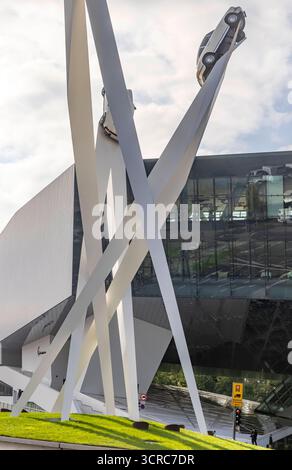 Porscheplatz, Stuttgart Zuffenhausen mit Porsche Hauptverwaltung. Kunstwerk Inspiration 911 von Gerry Judah: drei Stelen, die in bis zu 24 Meter Höhe je einen Porsche 911 präsentieren. Autotransporter mit Neuwagen. // 29.09.2025: Stuttgart, Baden-Württemberg, Deutschland *** Porscheplatz, Stuttgart Zuffenhausen mit Porsche-Hauptsitz Kunstwerk Inspiration 911 von Gerry Judah drei Stelen, jeweils bis zu 24 Meter hoch, die jeweils einen Porsche 911 Pkw-Transporter mit Neuwagen präsentieren 29 09 2025 Stuttgart, Baden Württemberg, Deutschland Stockfoto