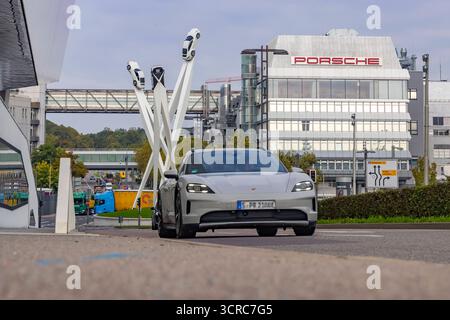 Porscheplatz, Stuttgart Zuffenhausen mit Porsche Hauptverwaltung. Kunstwerk Inspiration 911 von Gerry Judah: drei Stelen, die in bis zu 24 Meter Höhe je einen Porsche 911 präsentieren. Autotransporter mit Neuwagen. // 29.09.2025: Stuttgart, Baden-Württemberg, Deutschland *** Porscheplatz, Stuttgart Zuffenhausen mit Porsche-Hauptsitz Kunstwerk Inspiration 911 von Gerry Judah drei Stelen, jeweils bis zu 24 Meter hoch, die jeweils einen Porsche 911 Pkw-Transporter mit Neuwagen präsentieren 29 09 2025 Stuttgart, Baden Württemberg, Deutschland Stockfoto