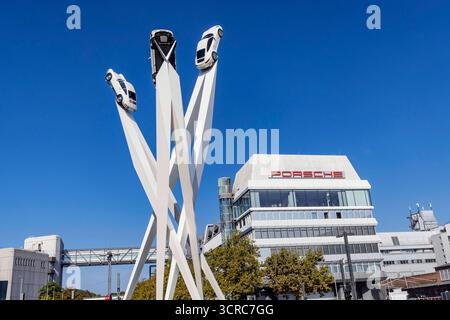 Porscheplatz, Stuttgart Zuffenhausen mit Porsche Hauptverwaltung. Kunstwerk Inspiration 911 von Gerry Judah: drei Stelen, die in bis zu 24 Meter Höhe je einen Porsche 911 präsentieren. Autotransporter mit Neuwagen. // 29.09.2025: Stuttgart, Baden-Württemberg, Deutschland *** Porscheplatz, Stuttgart Zuffenhausen mit Porsche-Hauptsitz Kunstwerk Inspiration 911 von Gerry Judah drei Stelen, jeweils bis zu 24 Meter hoch, die jeweils einen Porsche 911 Pkw-Transporter mit Neuwagen präsentieren 29 09 2025 Stuttgart, Baden Württemberg, Deutschland Stockfoto