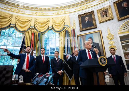 Washington, Usa. 30. September 2025. Präsident Donald Trump spricht von links, Vizepräsident JD Vance, Direktor von Medicare und stellvertretender Administrator von CMS Chris Klomp, Pfizer CEO Albert Bourla, Health and Human Services Secretary Robert F. Kennedy Jr., Centers for Medicare and Medicaid Services Administrator Mehmet Oz und Food and Drug Administration Commissioner Marty Makary kündigen im Oval Office im Weißen Haus am 30. September 2025 einen Drogenpreisvertrag mit Pfizer an. Foto: Francis Chung/Pool/ABACAPRESS.COM Credit: Abaca Press/Alamy Live News Stockfoto