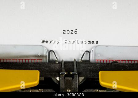 Frohe Weihnachten 2026 auf einer alten Schreibmaschine geschrieben Stockfoto