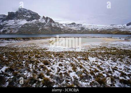 Wunderschöne Landschaft und See in Ticlio während der Schneesaison. Stockfoto
