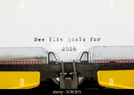 Neue Lebensziele für 2026 geschrieben auf einer alten Schreibmaschine Stockfoto