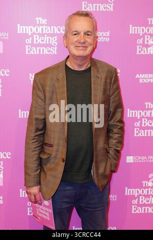 Frank Skinner nimmt an der Eröffnungsnacht von The Important of Being Earnest im Noel Coward Theatre in London Teil. Bilddatum: Dienstag, 30. September 2025. Stockfoto