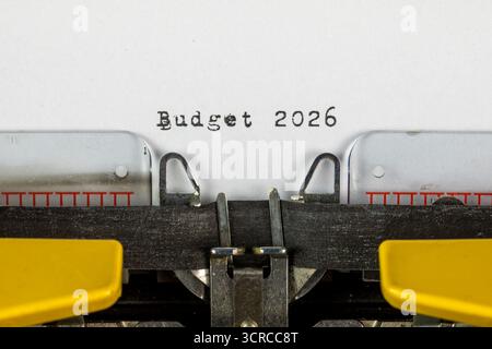 Budget 2026 - auf einer alten Schreibmaschine geschrieben Stockfoto